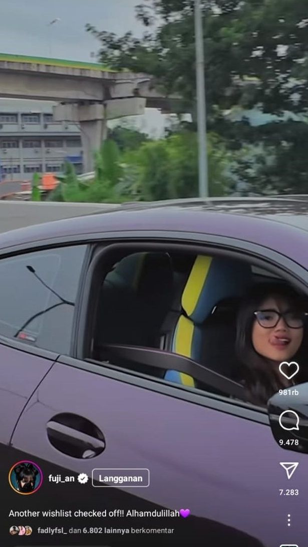 Fujiberhasil membeli sendiri sebuah mobil mewah BMW M4 berwarna ungu.