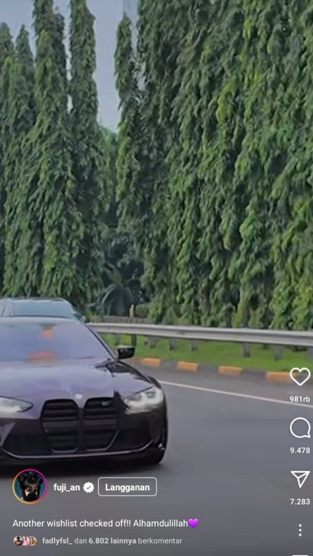 Fuji memamerkan mobil barunya dengan melaju kencang di jalan raya.