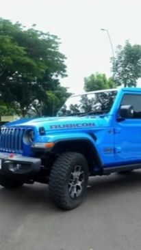 Dilansir dari laman resminya,Jeep Wrangler 2.0 Rubicon Unlimited SUV 2023 dijual sekitar Rp2,15 miliar.