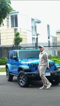 Fadly tampak gagah saat menaikin mobil barunya tersebut.