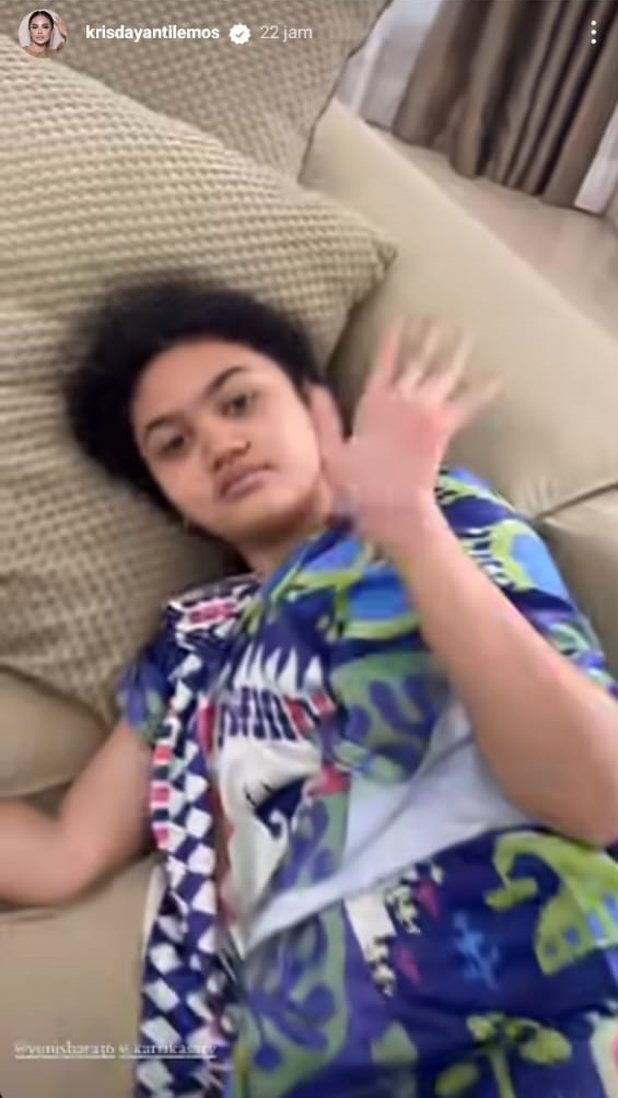 Di hari pertama puasa Amora asyik rebahan di sofa.