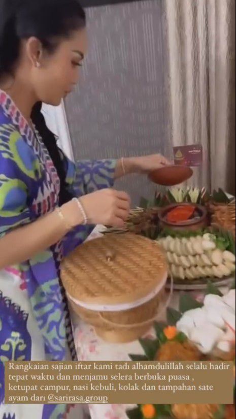Sementara KD sibuk mempersiapkan hidangan untuk berbuka.