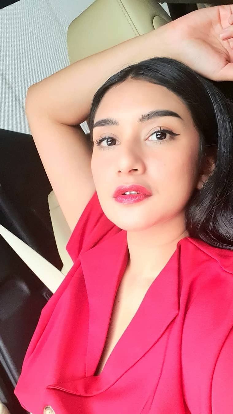 Kariernya di dunia entertaiment mulai tenar sejak ia menjadi seorang presenter dalam berbabagai program televisi