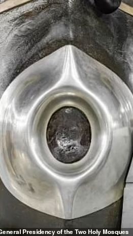 Bagaimana Jika Batu Hajar Aswad Habis Terkikis? Ini Pesan Sahabat Nabi untuk Umat Islam