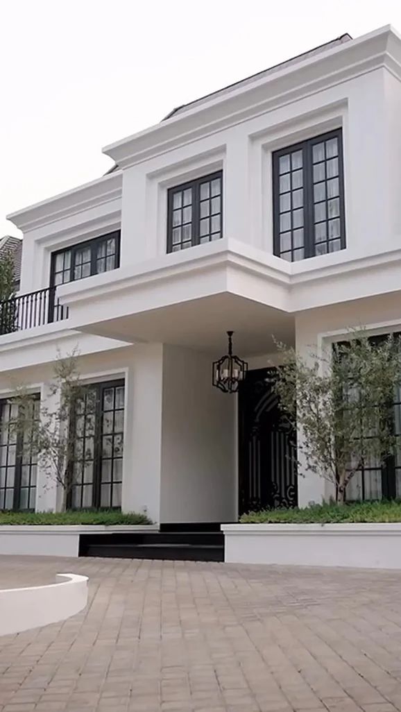 Inilah penampakan bagian depan rumahNabila Syakiebbergaya American classic.