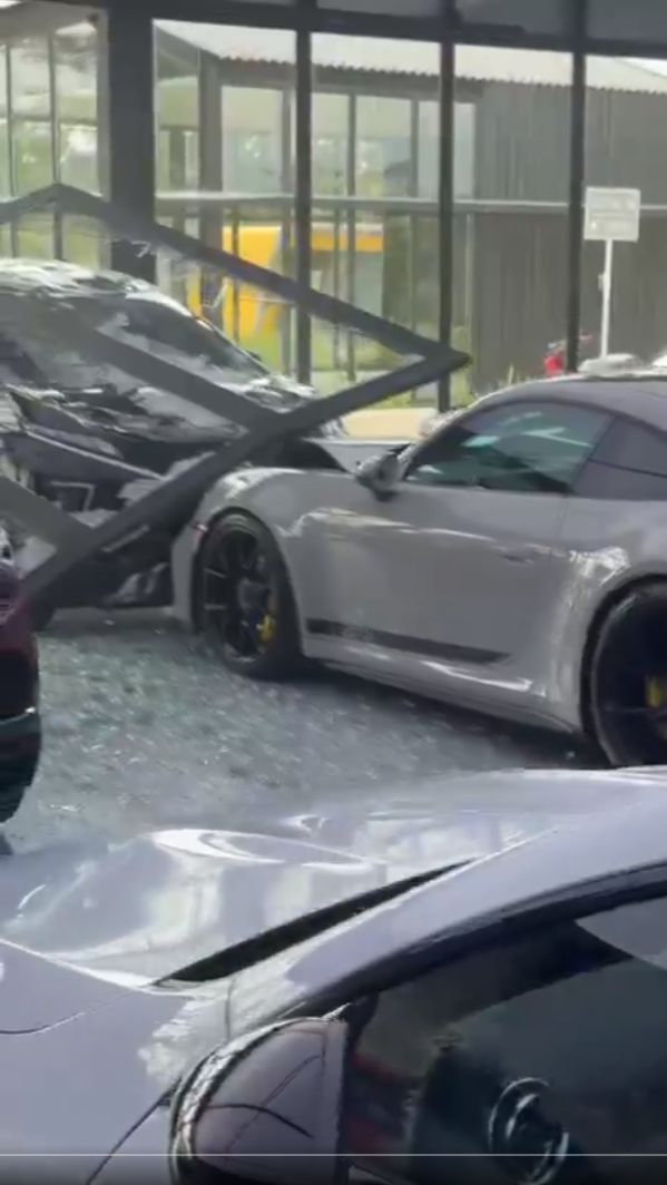 Viral Detik-detik Xpander Tabrak Showroom, Porsche Rp8,9 Miliar Jadi Korban