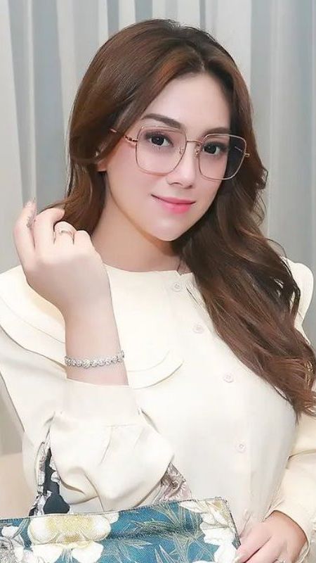 Frame Persegi, Memberikan Kesan Wajah Jadi Lebih Panjang