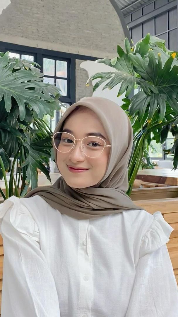 Frame Wayfarer, Memberikan Tampilan Wajah yang Lebih Tirus