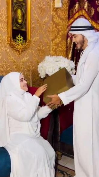 Bikin Baper! Kisah Suami Jahit Sendiri Hadiah Mukena Bertabur Swarovski untuk Istri Senilai Rp39 Juta