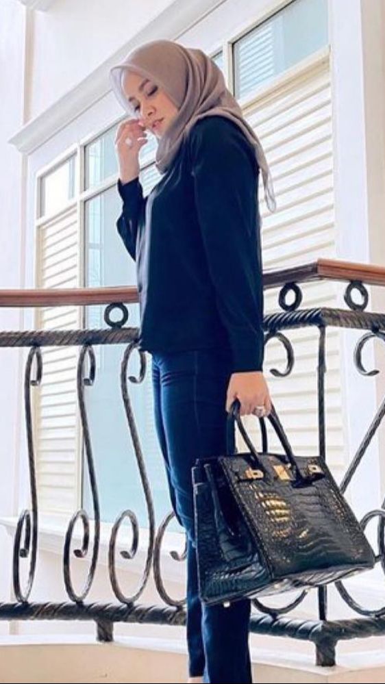 Olla Ramlan tampil dengan Hermes Birkin 35 Black Shiny Porosus Crocodile setara Rp 1.1 miliar lebih.
