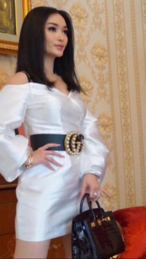 Zaskia Gotik menenteng Hermes Birkin 30 Crocodile Rose Scheherazade pada tahun 2018 mencapai Rp 1,2 miliar.