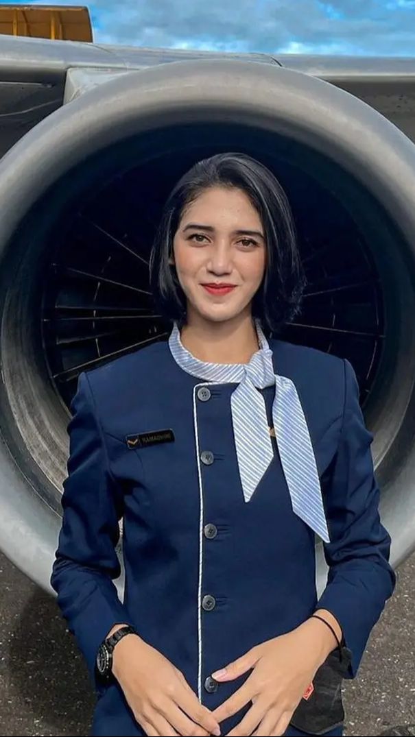 Inilah sosok Serda Adhini yang menjadi prmaugari pesawat Kepresidenan.