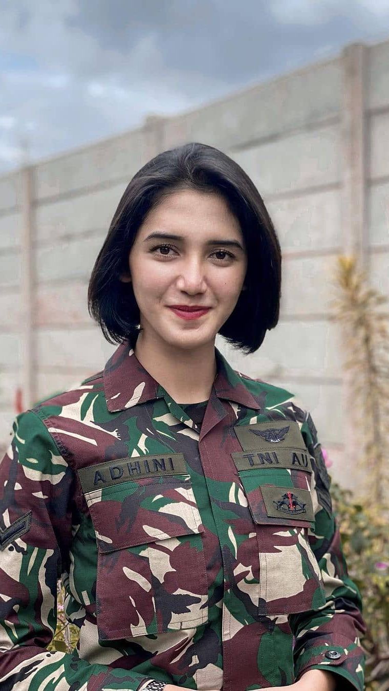 Banyak orang memuji kecantikannya yang sering dianggap setara dengan selebriti.