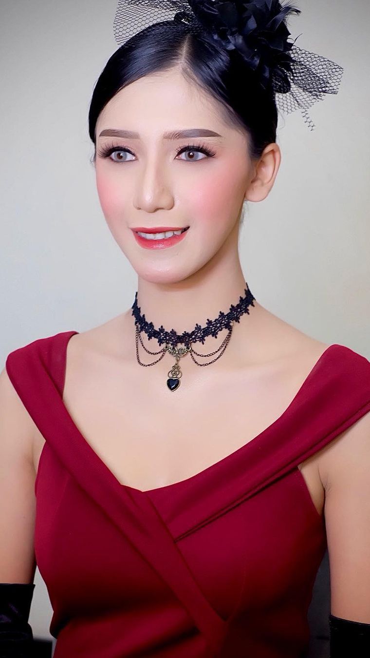 Karena kecantikannya, Serda Adhini kerap diminta menjadi model.