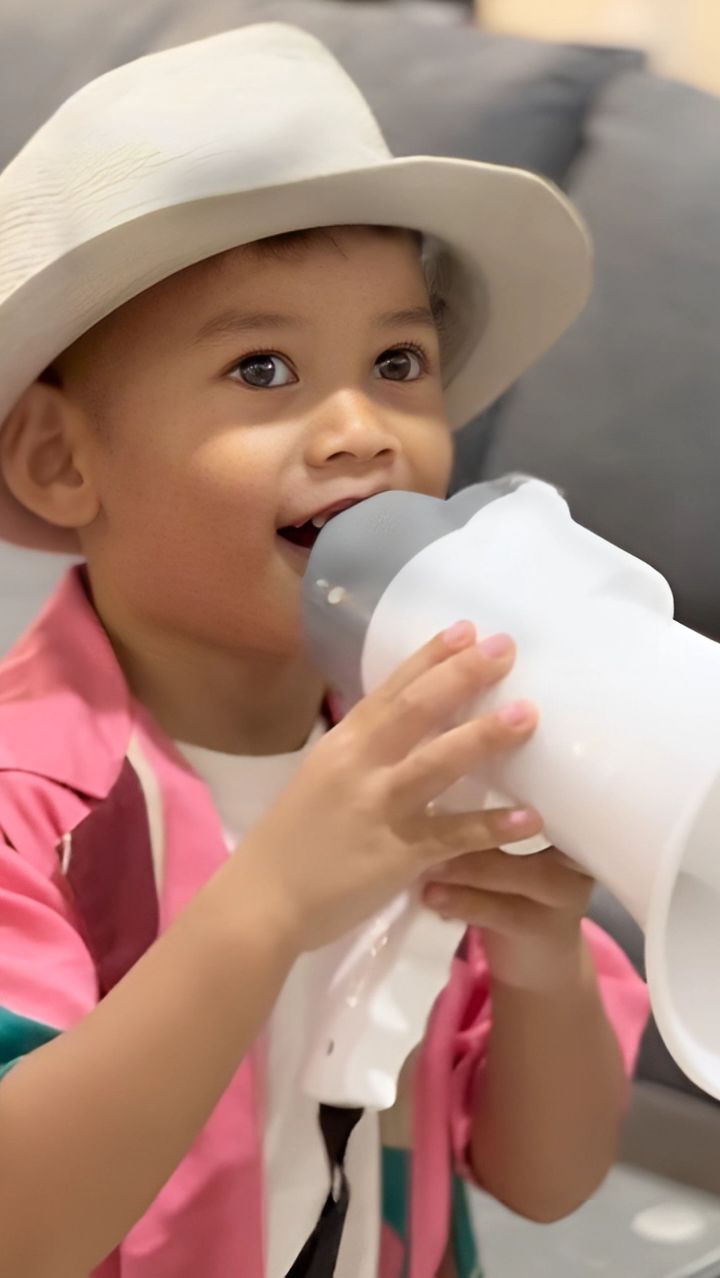 Aksi Lucu Anak Bungsu Ridwan Kamil yang Lagi Suka Banget dengan Sirine