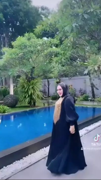 Halaman belakang Mira Hayati ada kolam renang dan taman yang tertata rapi.