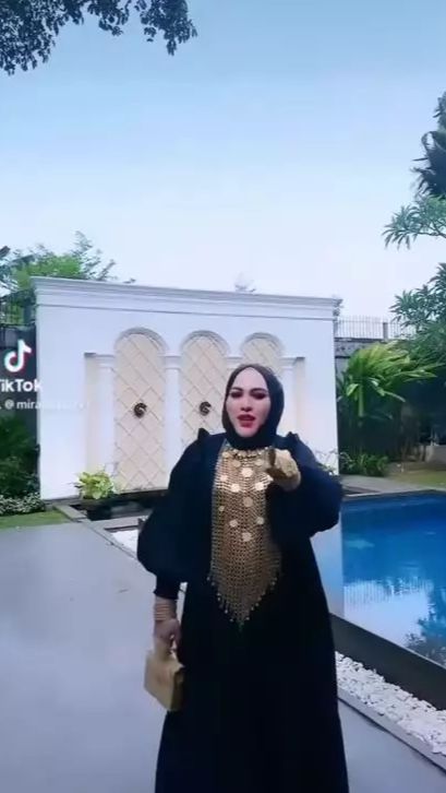 Ada pula bangunan seperti pendopo untuk bersantai setelah berenang.