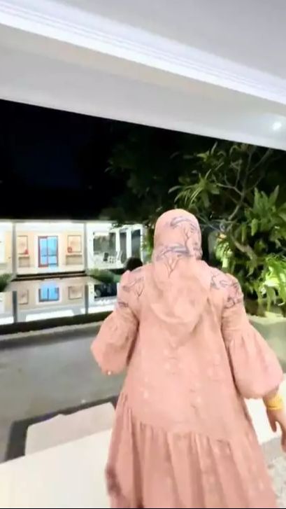 Kolam renang berbatasan langsung dengan rumah mewah Mira hayati.