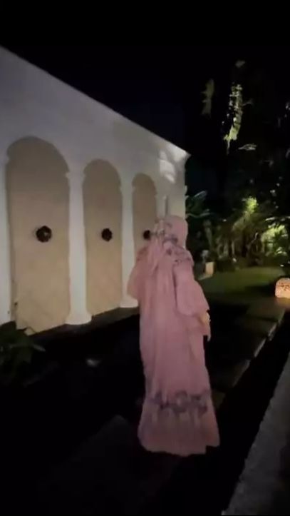 Halaman belakang ini luas banget, lho!