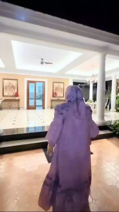 Bagian rumah pun terlihat mewah didominasi warna putih dengan pilar-pilar penyangga.