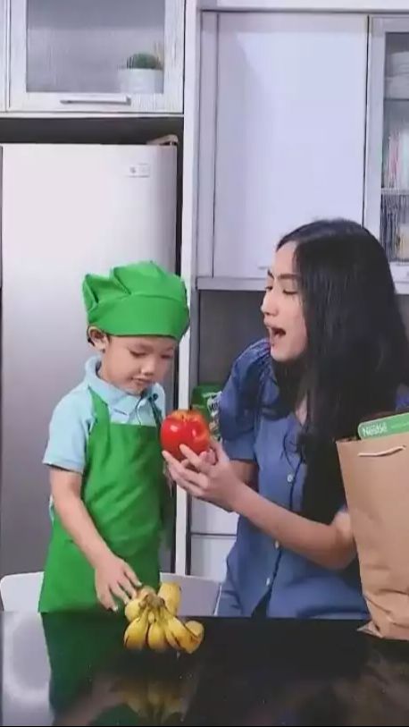 Terlihat juga kulkas dua pintu yang ada di samping rak piring.