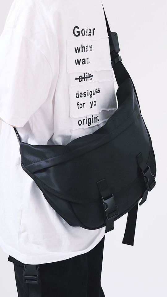4. Messenger Bag, Tas Sederhana yang Memiliki Dimensi Luas