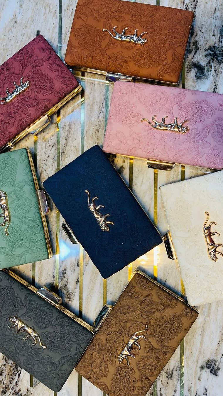 8. Clutch Bag, Memberikan Kesan yang Elegan
