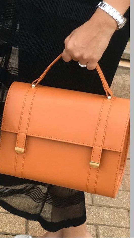 19. Satchel Bag, Tas Sederhana namun Fungsional