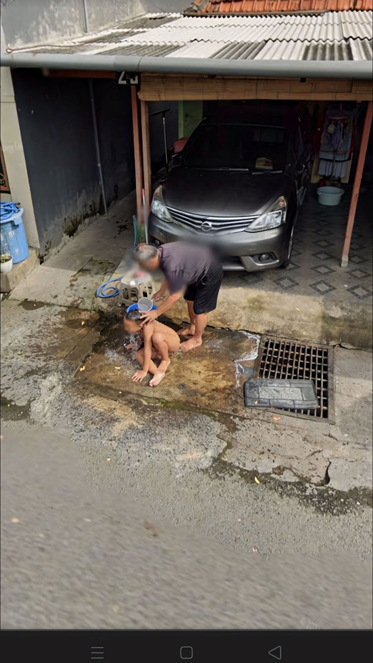 Mandiin mobil ? Mandiin bocah di pinggir jalan ?.