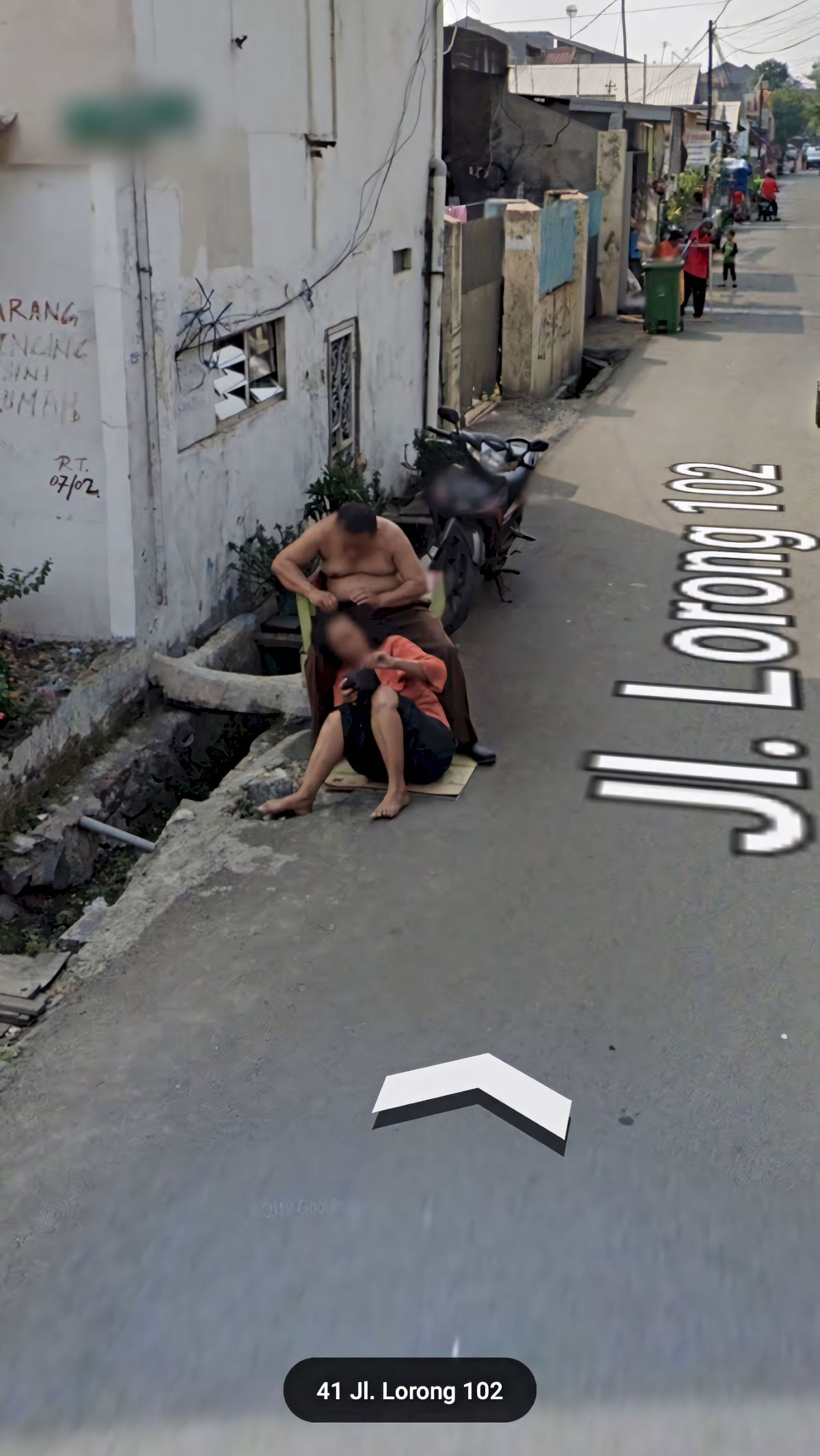 Pemandangan paling ikonik di kampung-kampung Indonesia. 'Olahraga' santuy cari kutu di pinggir jalan raya.