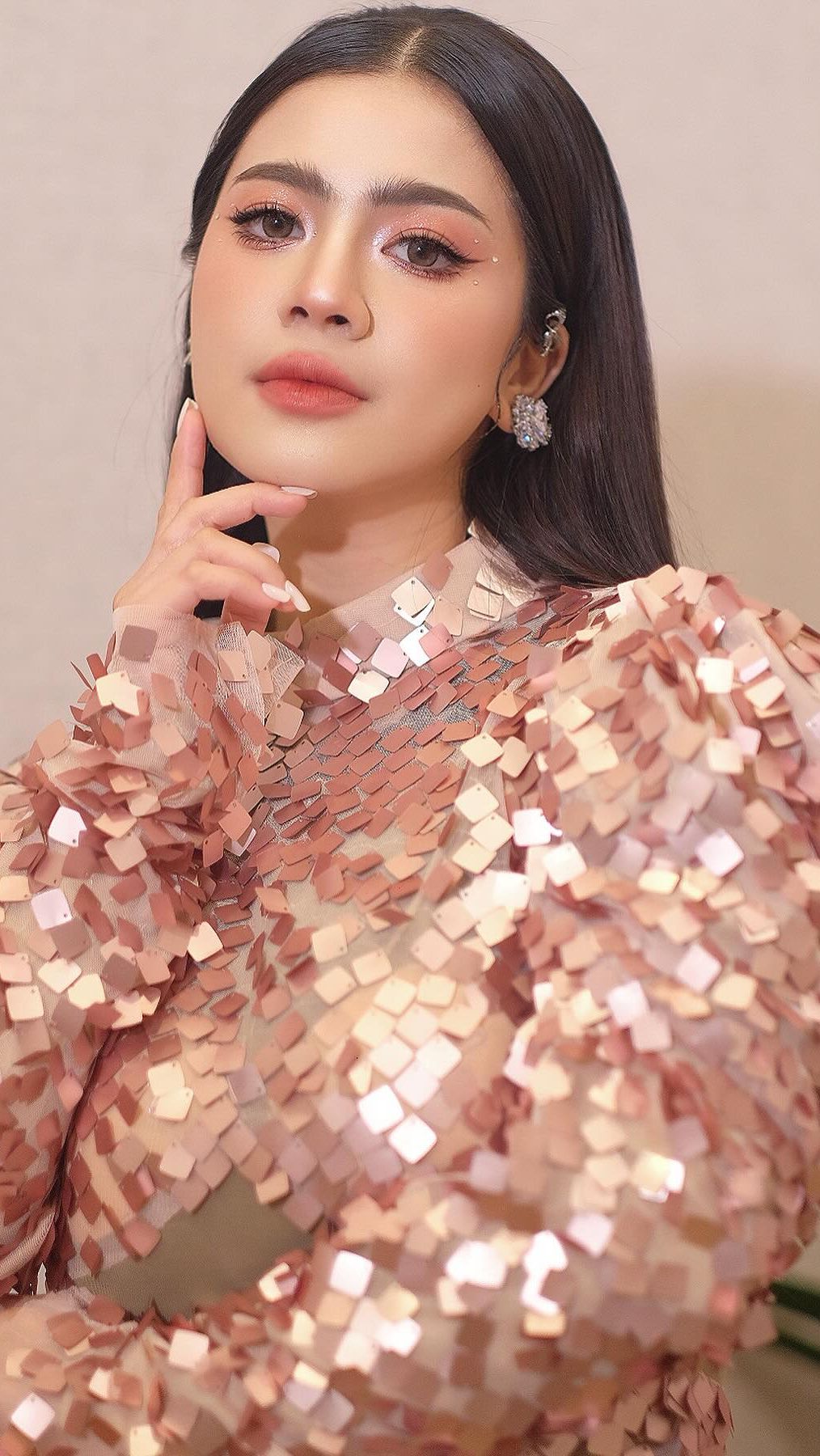 Kini ia sudah menjadi owner produk Scarlett Whitening, penampilanya pun kian memesona