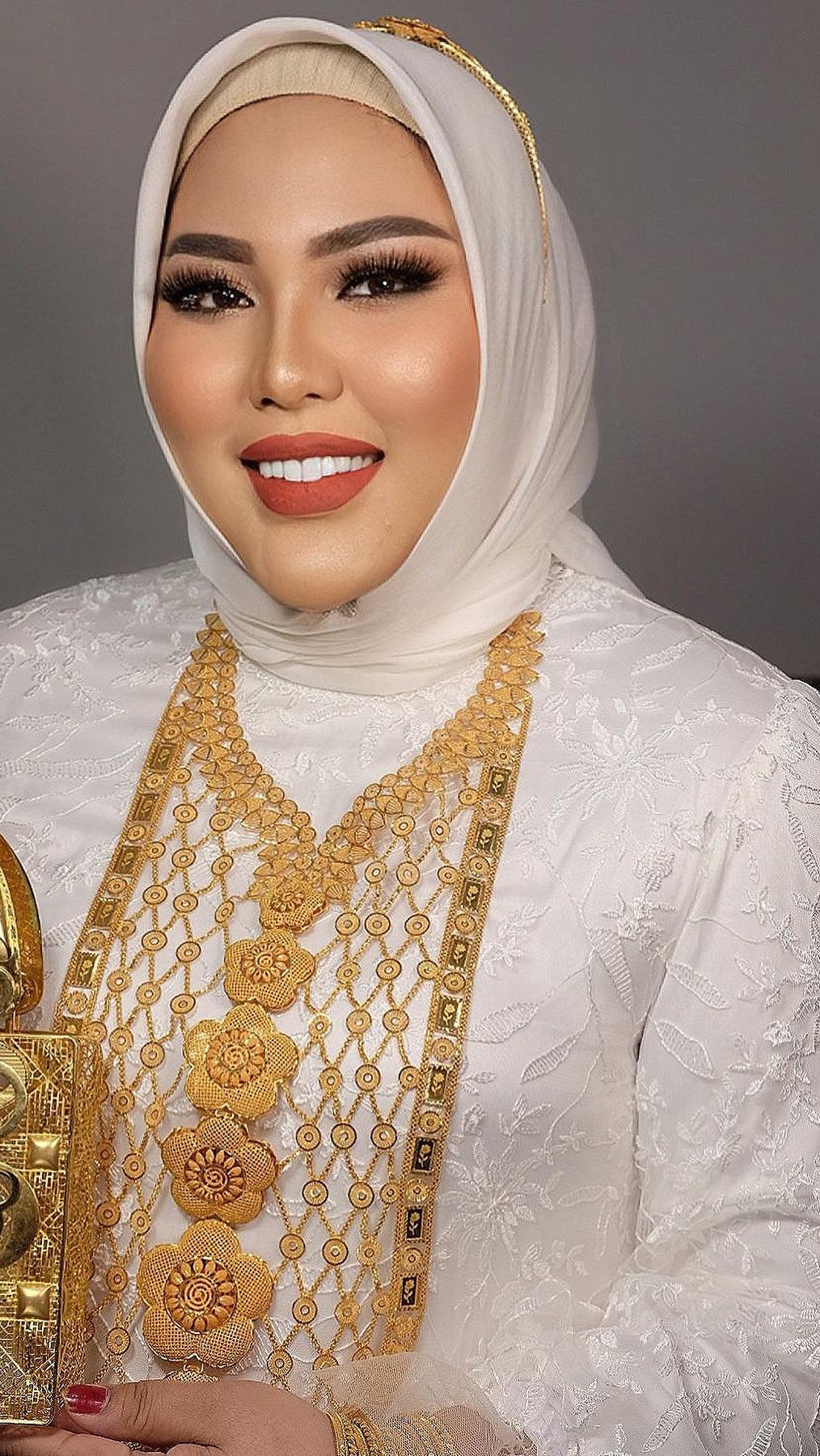 Dialah Mira Hayati pemilikMH Cosmetics yang juga dijuluki si Ratu Emas, beda banget ya?