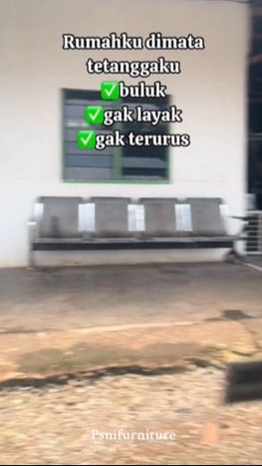 Dari luar rumah tersebut tampak sederhana dengan dinding papan