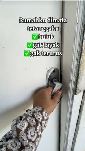 Bahkan pintunya pun sangat simple dan biasa saja
