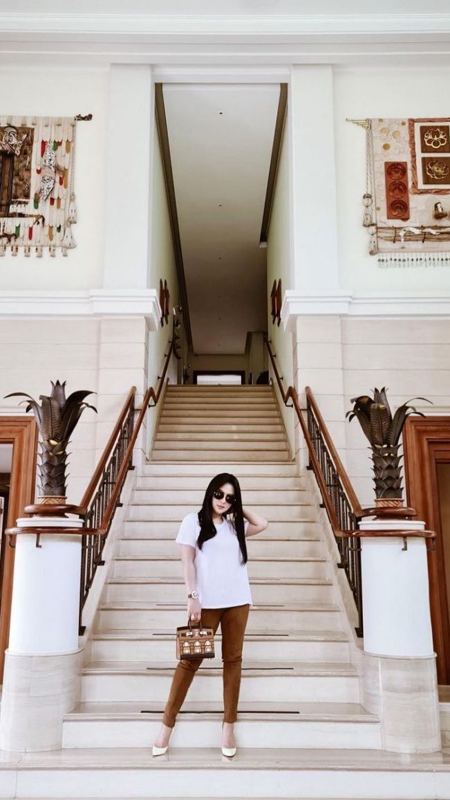 Rumah Syahrini dan Reino barack sangatlah mewah dan luas dengan ornamen antik.