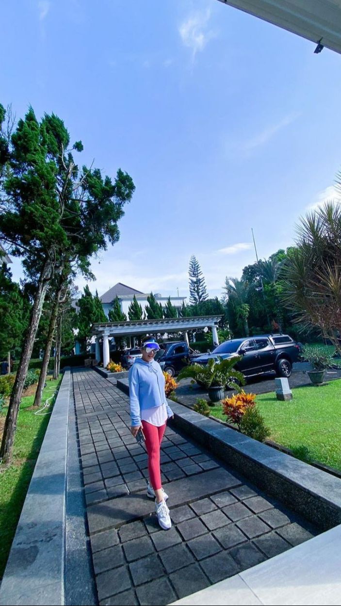 Ada area taman yang sangat luas. Antaran gerbang dan rumah utama pun sangat jauh.