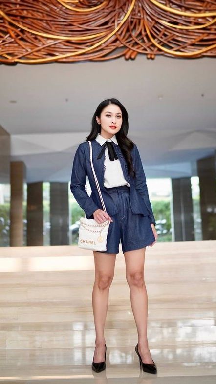 Rumah Sandra Dewi memiliki lobby yang sangat luas bak hotel.