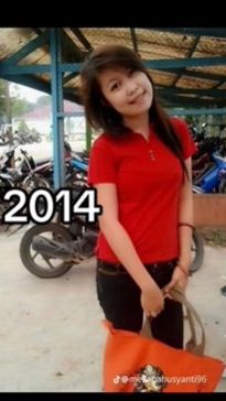 Wajahnya tampak begitu polos tanpa polesan makeup
