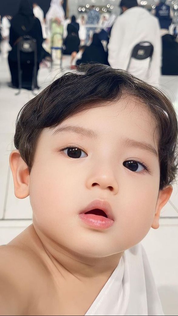 Deretan Pose Gemas Jourell, Putra Roger dan Cut Meyriska yang Viral Saat Umroh