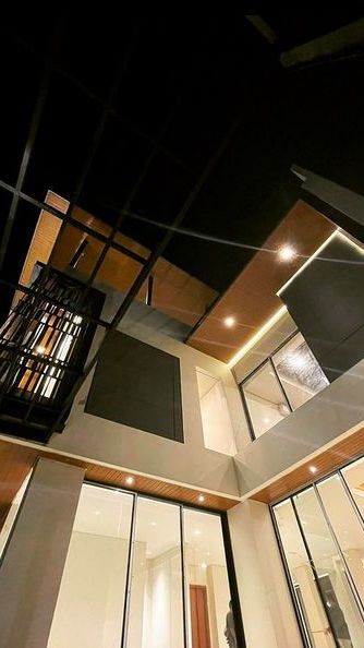 Bangunan empat lantai ini begitu mewah dan terlihat bak hotel berbintang