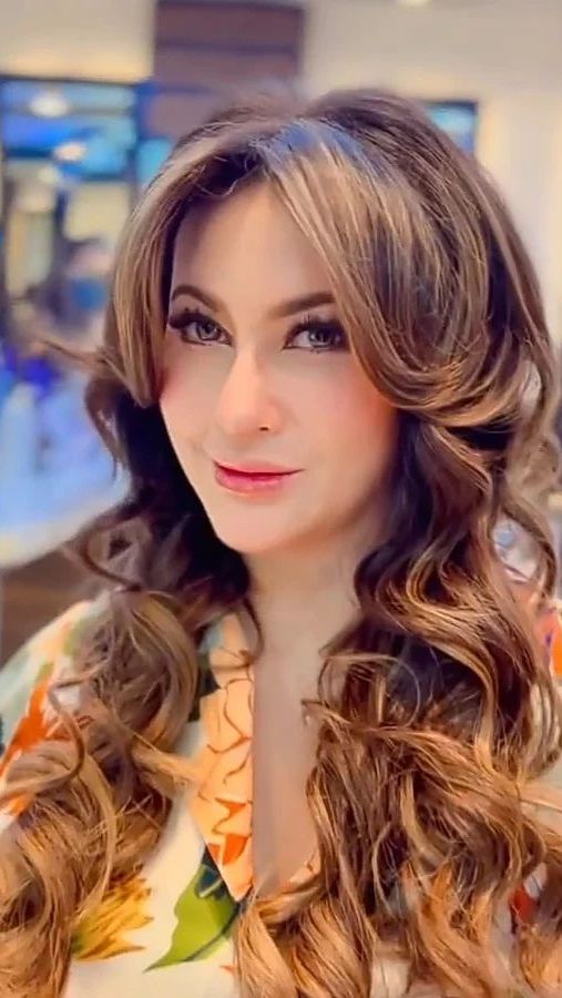 Sayangnya, Diana Pungky sudah cukup lama tak lagi wira-wiri di layar kaca. Wanita berusia 50 tahun itu diketahui sudah lama menarik diri dari dunia hiburan