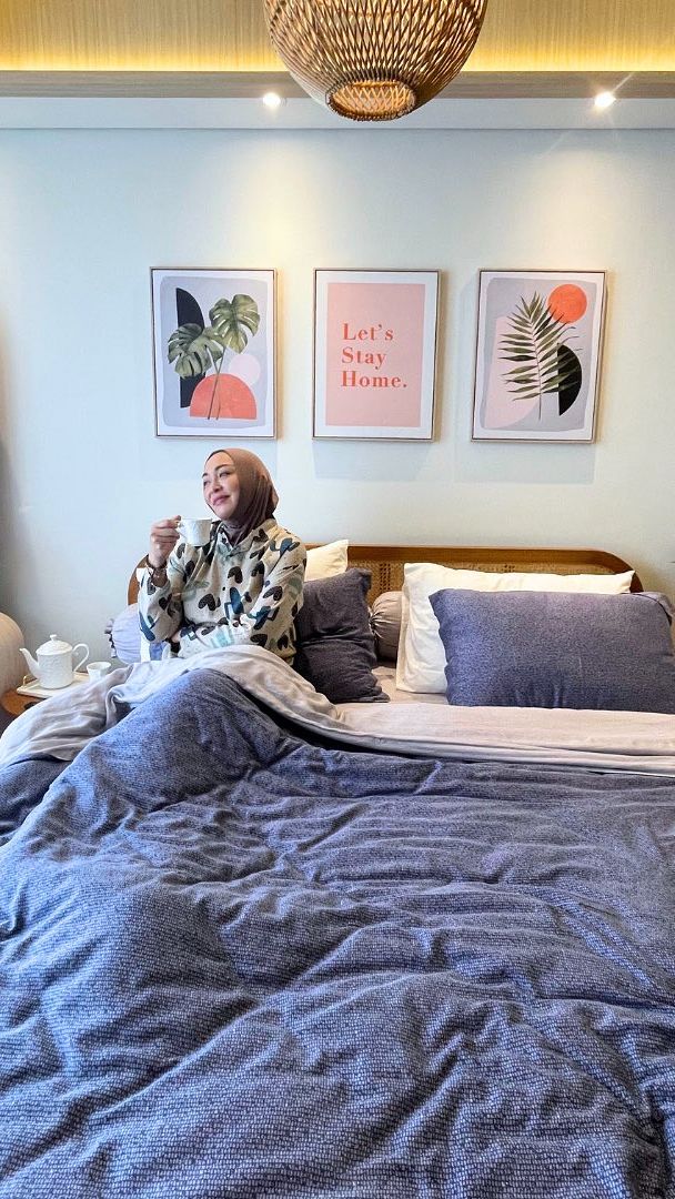 Potret kamar tidurnya pun begitu cantik dengan pemilihan warna-warna pastel