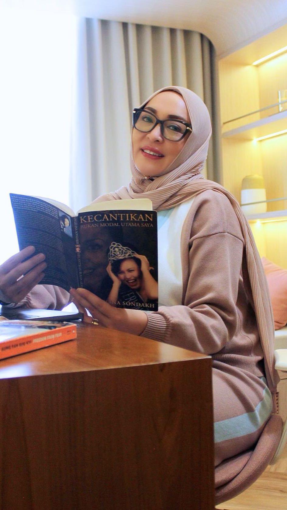 Angie juga memiliki ruang bacanya sendiri. Meski tak begitu besar namun tetap nyaman
