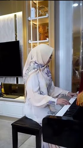 Rupanya Angie juga memiliki hobi bermain piano. Alat musik tersebut ia letakkan di ruang keluarga