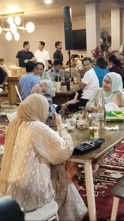 Meski melihat Mulan Jameela akan tetapi Maia justru tak menyapa istri Ahmad Dhani tersebut.