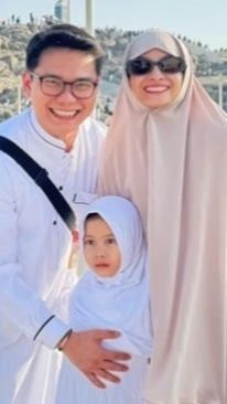 Ada pula Acha Septriasa dan keluarga kecilnya berangkat umrah bersama.