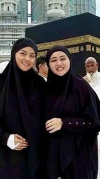 Janeeta Janet tampil dengan pakaan syari serba hitam saat berfoto di depan kabah.