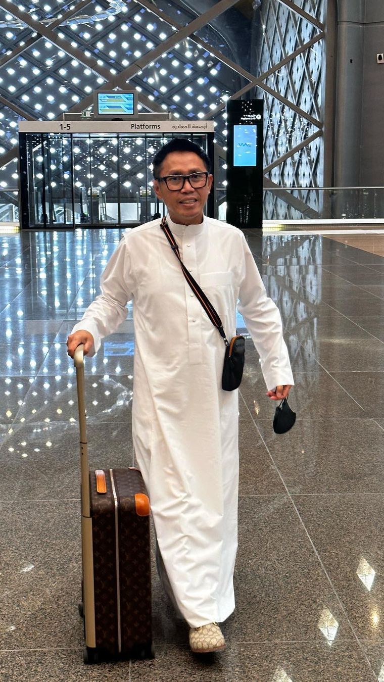 Eko Patrio turut memboyong keluarganya ibadah umrah di bulan Ramadan.