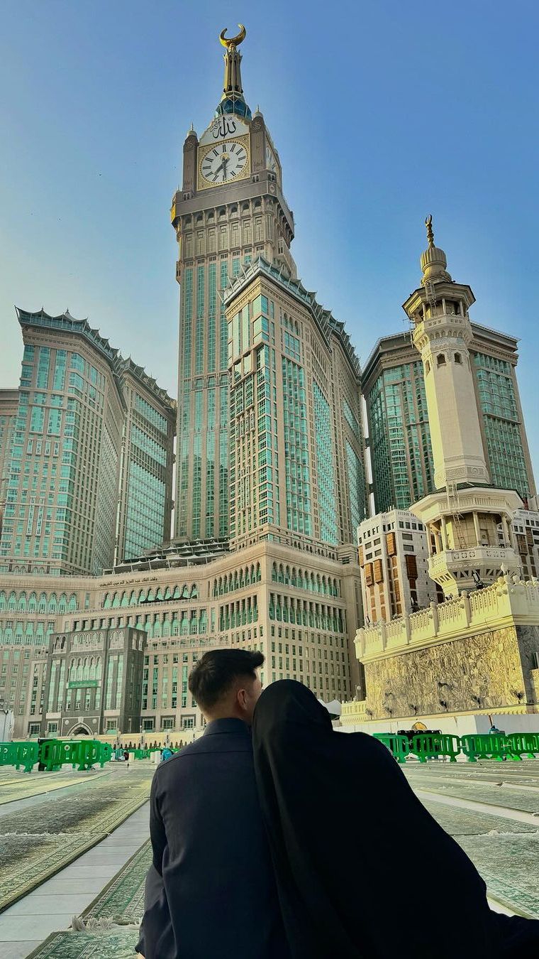 Ada pula Taqy Malik dan istri yang berpose mesra saat umrah di bulan Ramadan.