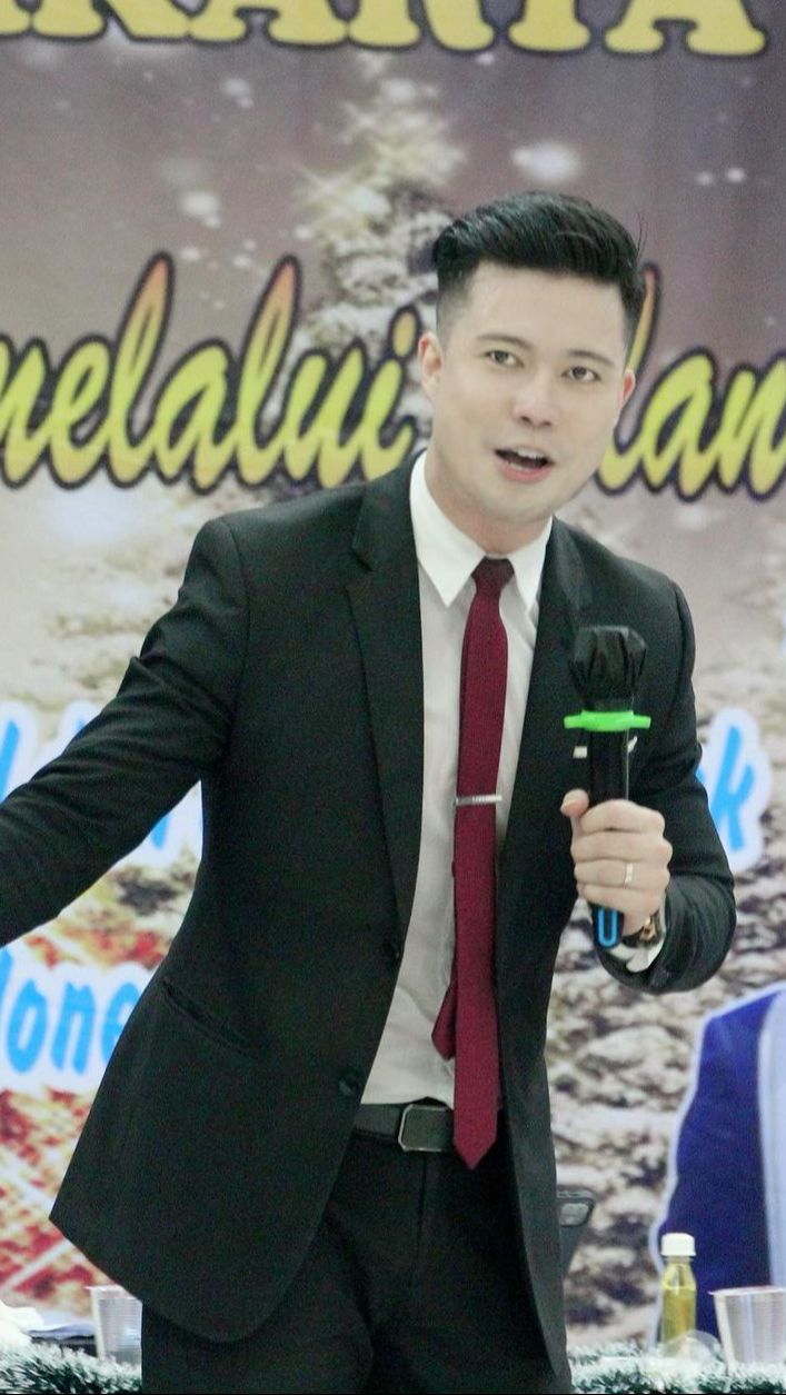 8 Potret Ganteng Pendeta Marcel, Viral Gegara Khotbah Lucu Non Muslim War Takjil